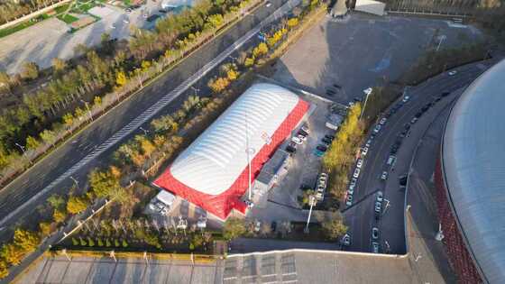 エアブラザー 30×50m エアーサポート膜構造建築 – 1,500㎡ モジュラードームソリューション